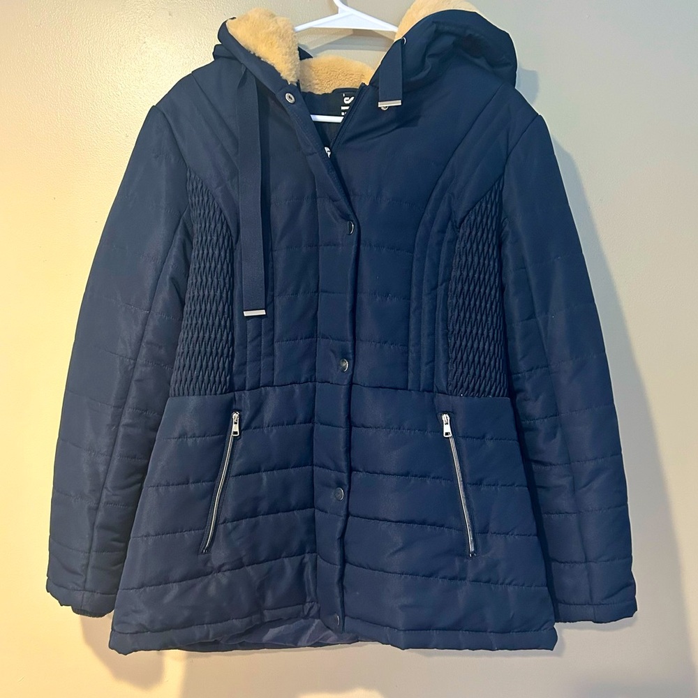 Navy fitted puffer winter coat with faux fur hood super cozy fitted peplum